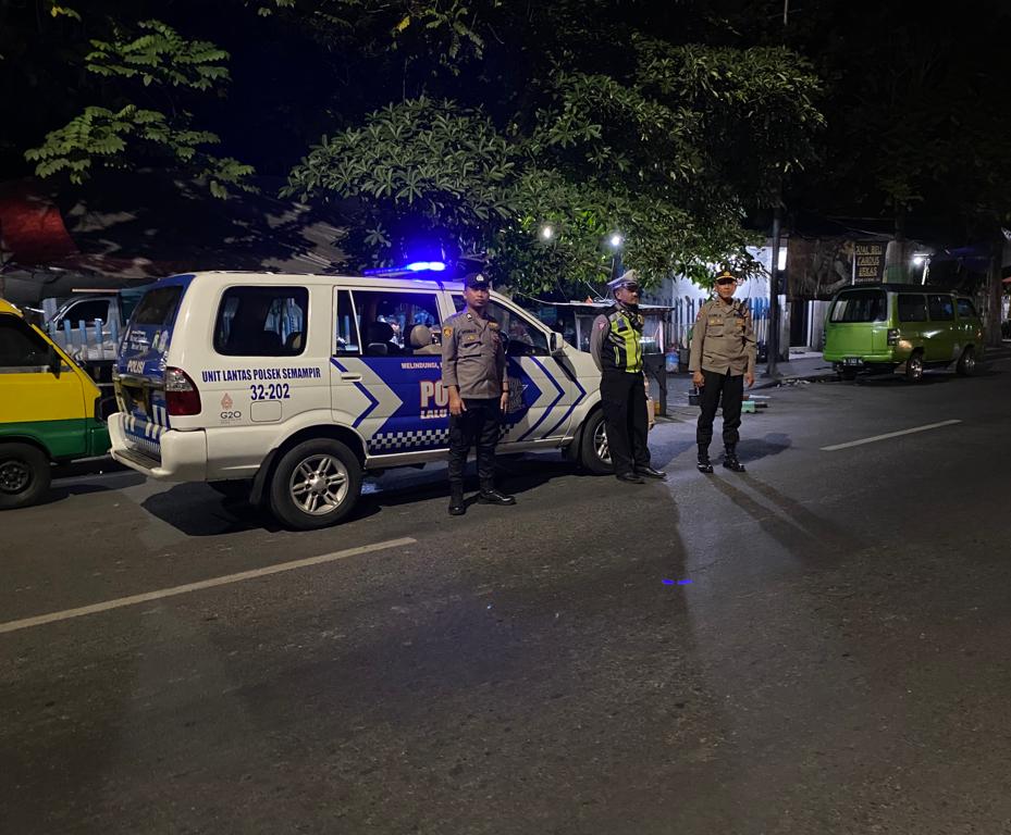 Polsek Semampir Standby di Jalan Sidotopo untuk Mengantisipasi Kegiatan PSHT Ranting Semampir dalam Malam Satu Suro