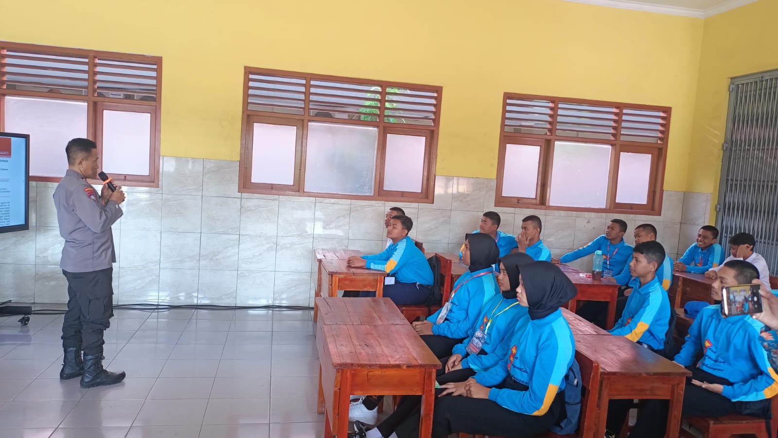 Polsek Pabean Cantikan Memberikan Binluh tentang Antisipasi Pekat dan Kenakalan Remaja kepada Siswa-siswi SMK KAL 2