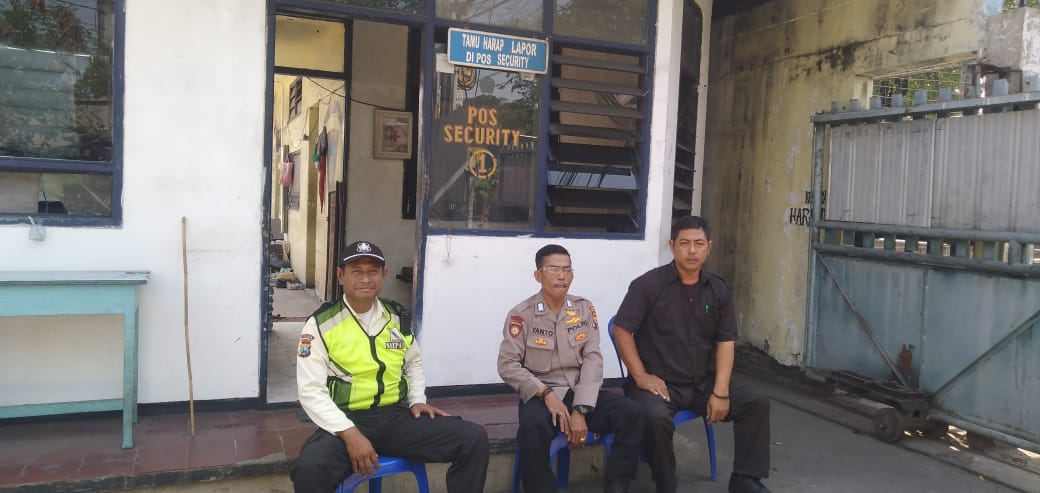 Personil Polsek Asemrowo Berikan Himbauan Kamtibmas Kepada Petugas Keamanan di Gudang Injaplas
