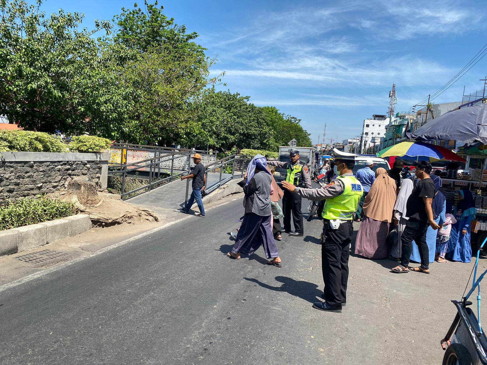 Polsek Semampir Patroli Keamanan di Depan Wisata Religi Ampel, Antisipasi Adanya Tindak Kejahatan