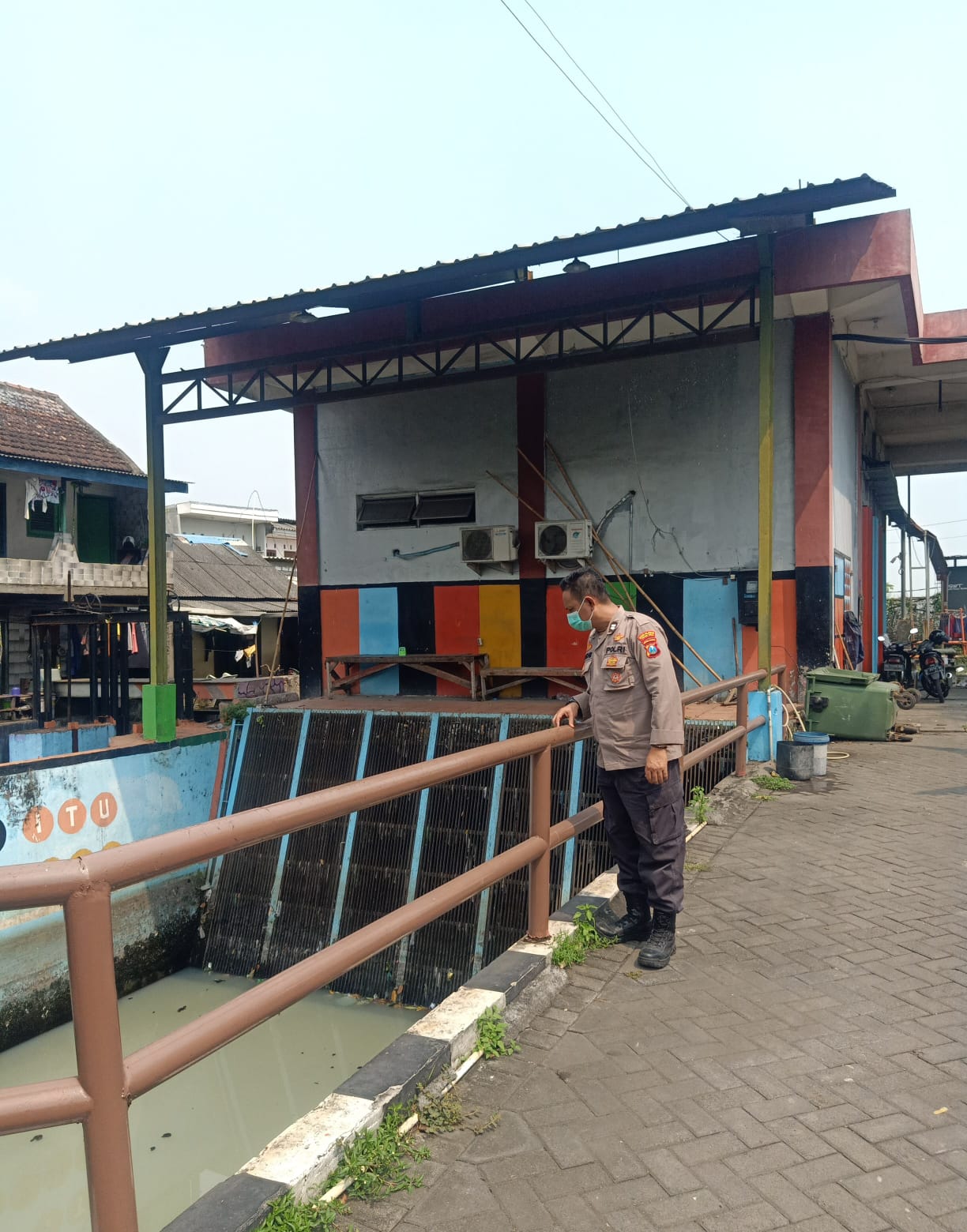 Polsek Krembangan Laksanakan Pengecekan Debit Air Sungai, Antisipasi Adanya Kenaikan Debit