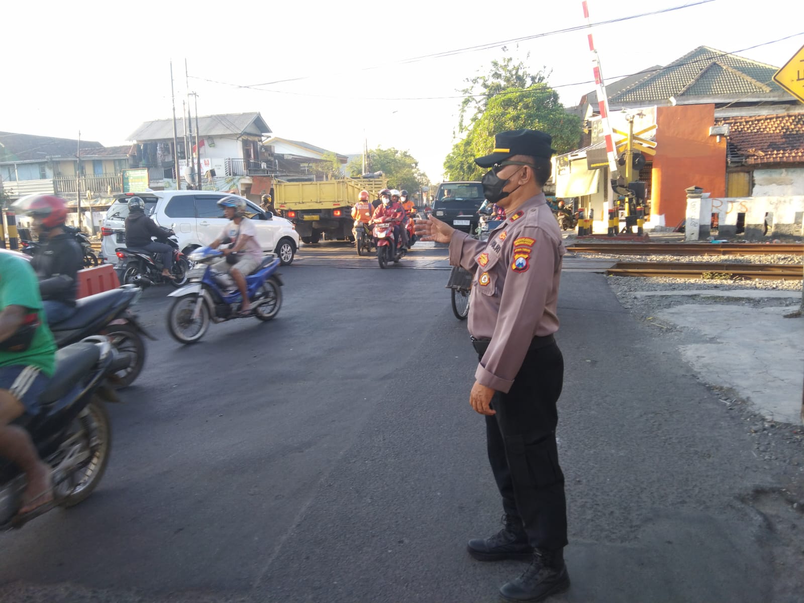 Polsek Asemrowo Laksanakan Pengaturan Antisipasi Kemacetan di Persimpangan Rel Kereta Api Tambak Mayor