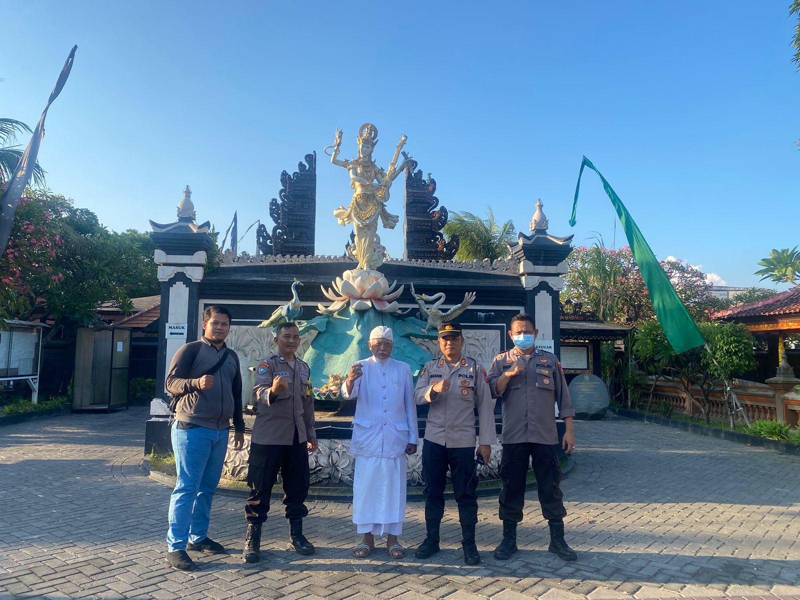 Polsek Krembangan Laksanakan Giat Pengamanan Dalam Rangka Hari Raya Galungan