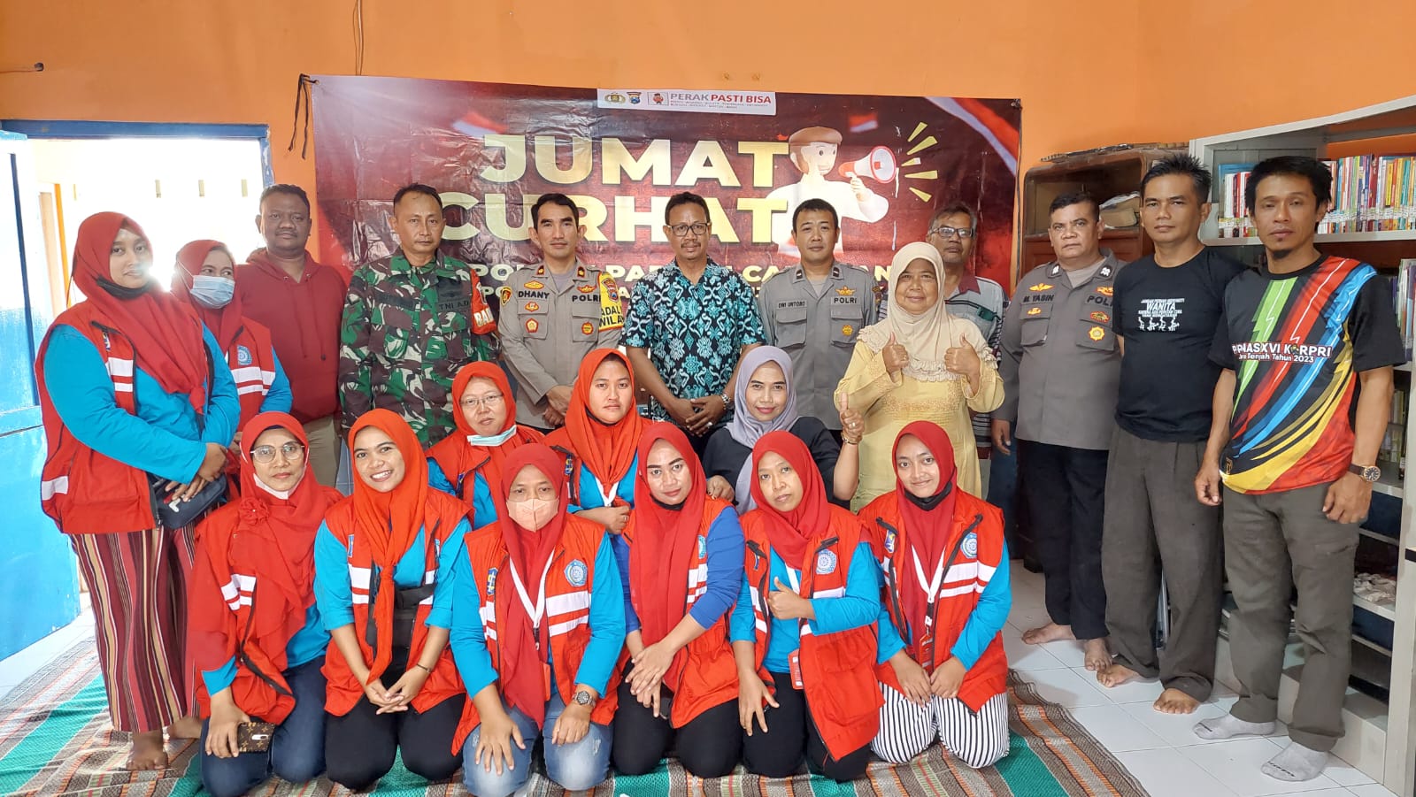 Polsek Pabean Cantikan Laksanakan Giat Jumat Curhat, Sampaikan Himbauan Keamanan dan Program SIM Cak Bhabin