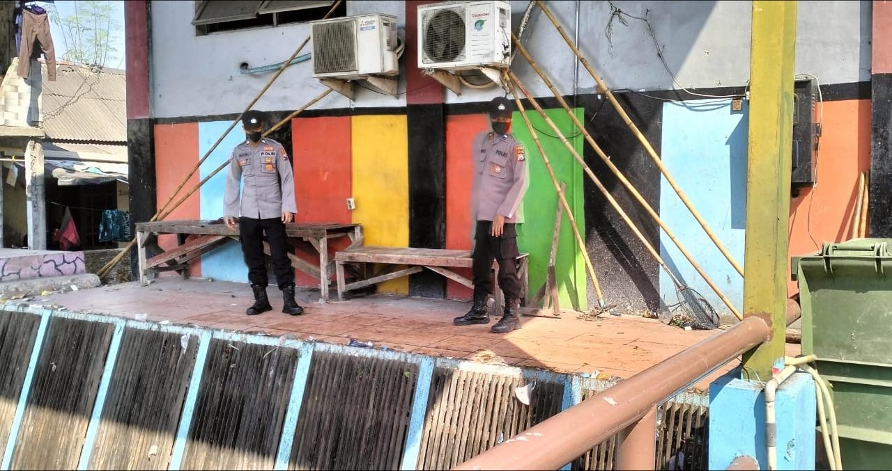 Polsek Krembangan Cek Debit Air Sungai Antisipasi Adanya Potensi Banjir