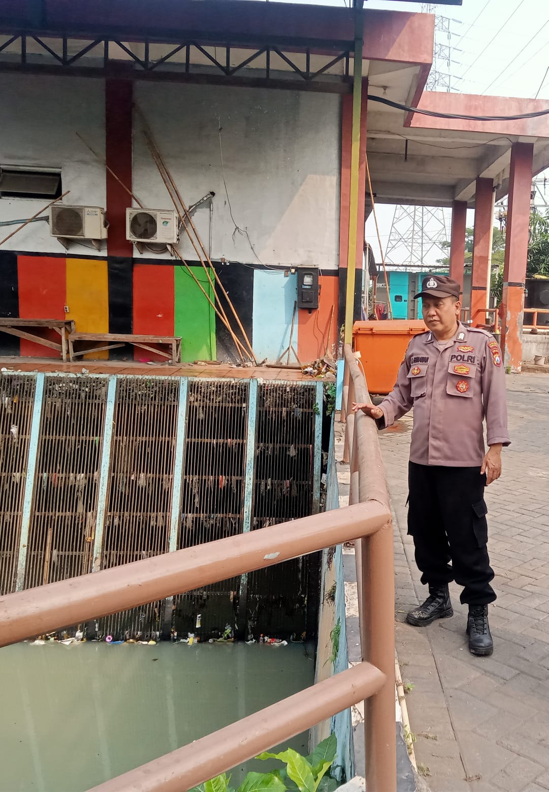 Polsek Krembangan Cek Debit Air Sungai, Waspada Potensi Banjir