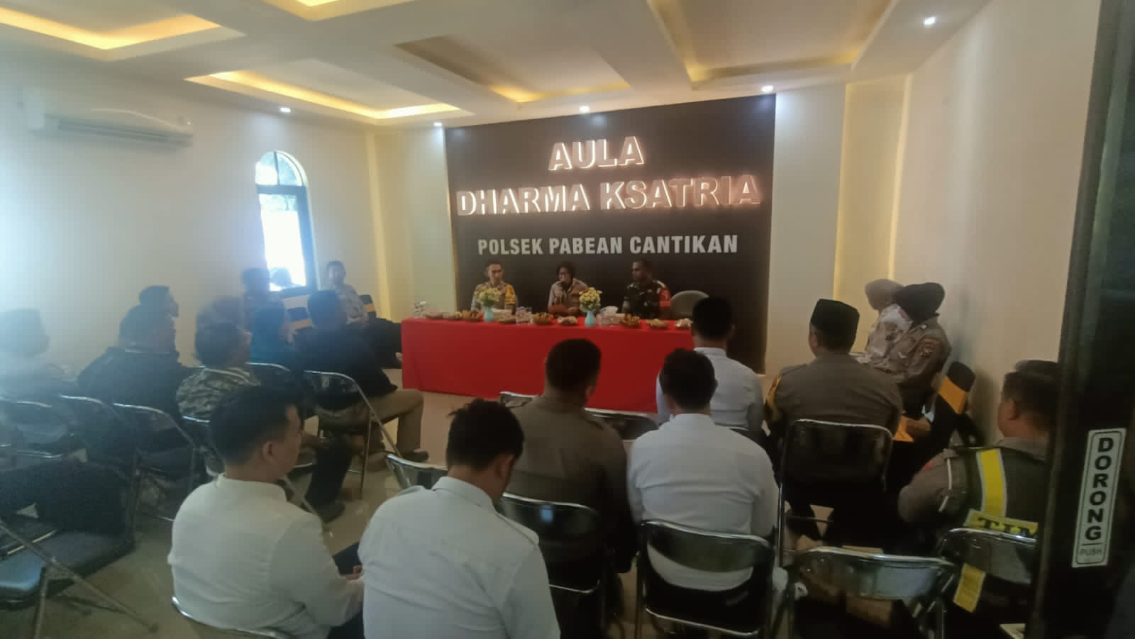 Bhabinkamitbmas Pegirian Sambang Warga Tenggumung Baru, Ingatkan Untuk Selalu Menjaga Kamtibmas