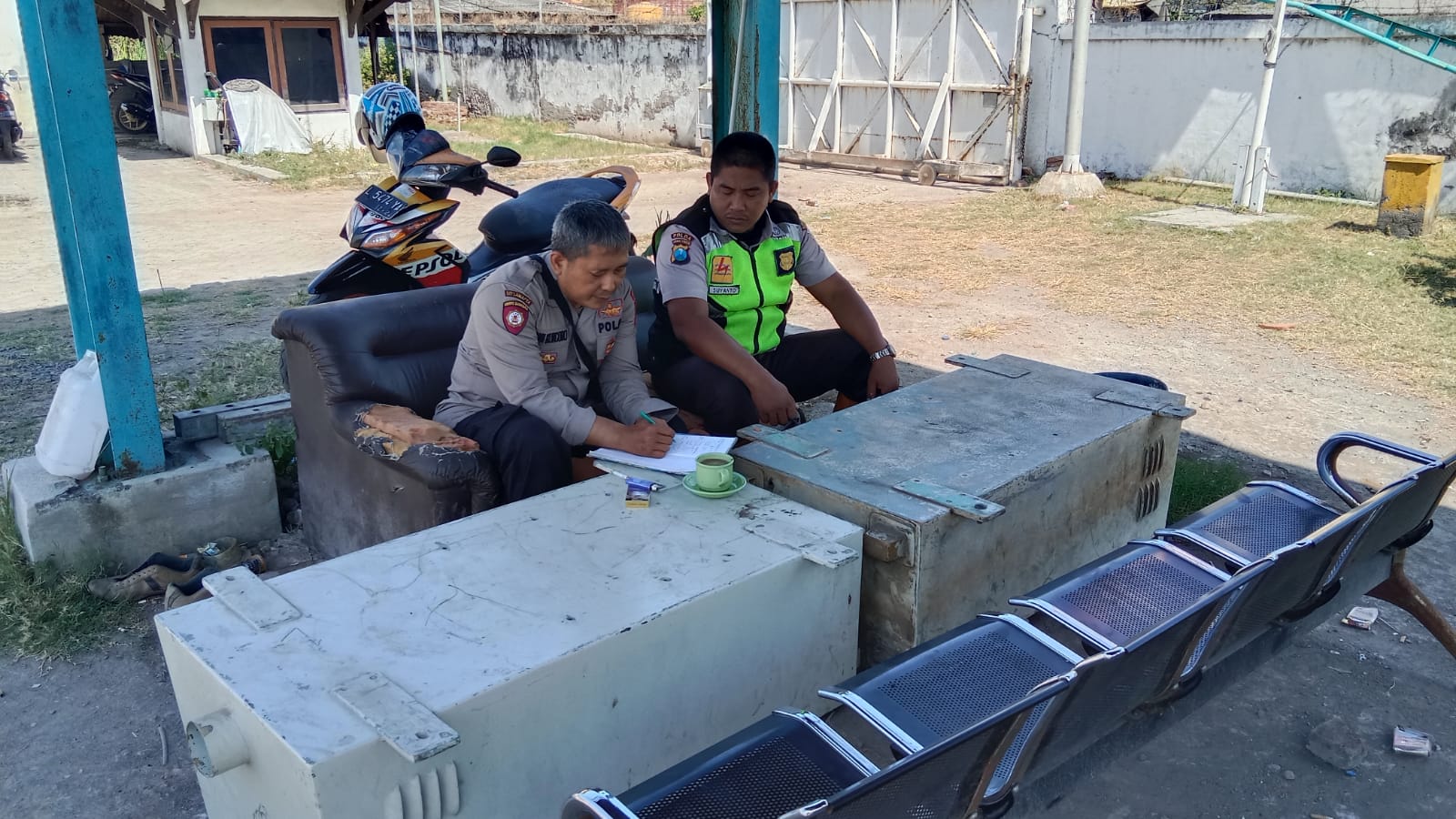 Polsek Asemrowo Melaksanakan Patroli di Pergudangan PLN, Sampaikan Pesan Keamanan Kamtibmas