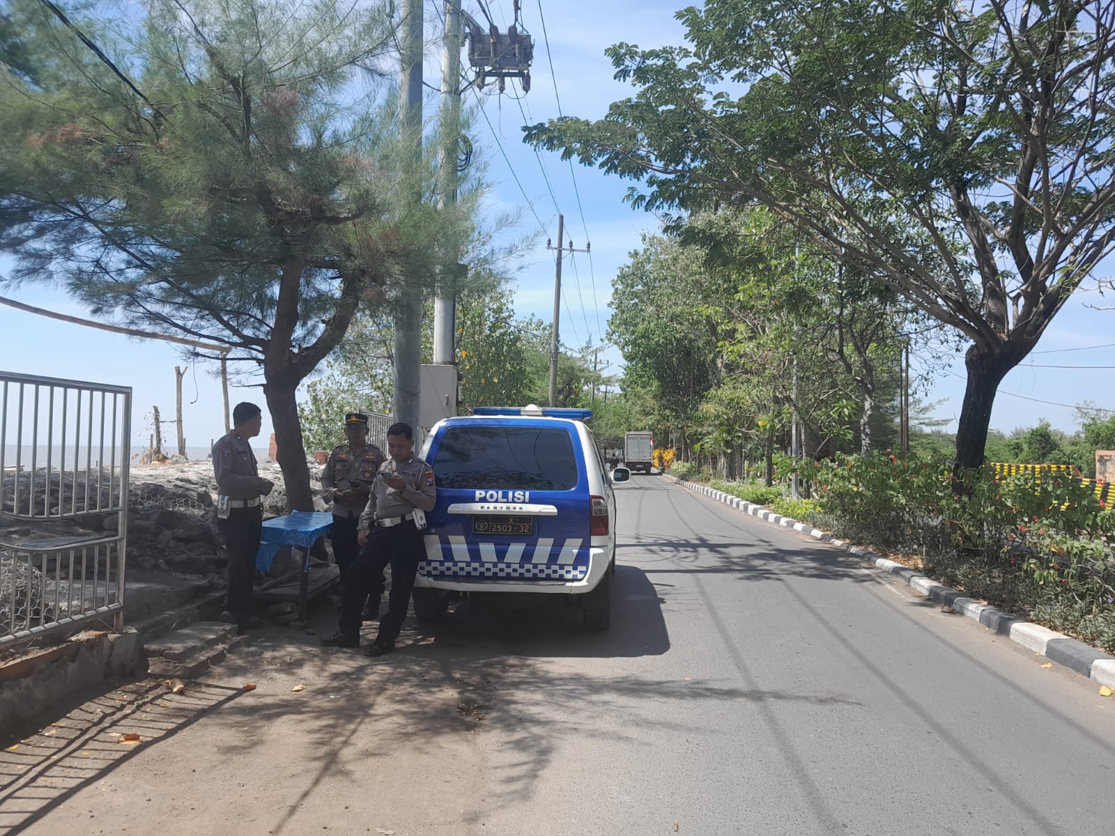 Polsek Kenjeran Laksanakan Patroli Pantau Kerawanan di Pantai Batu
