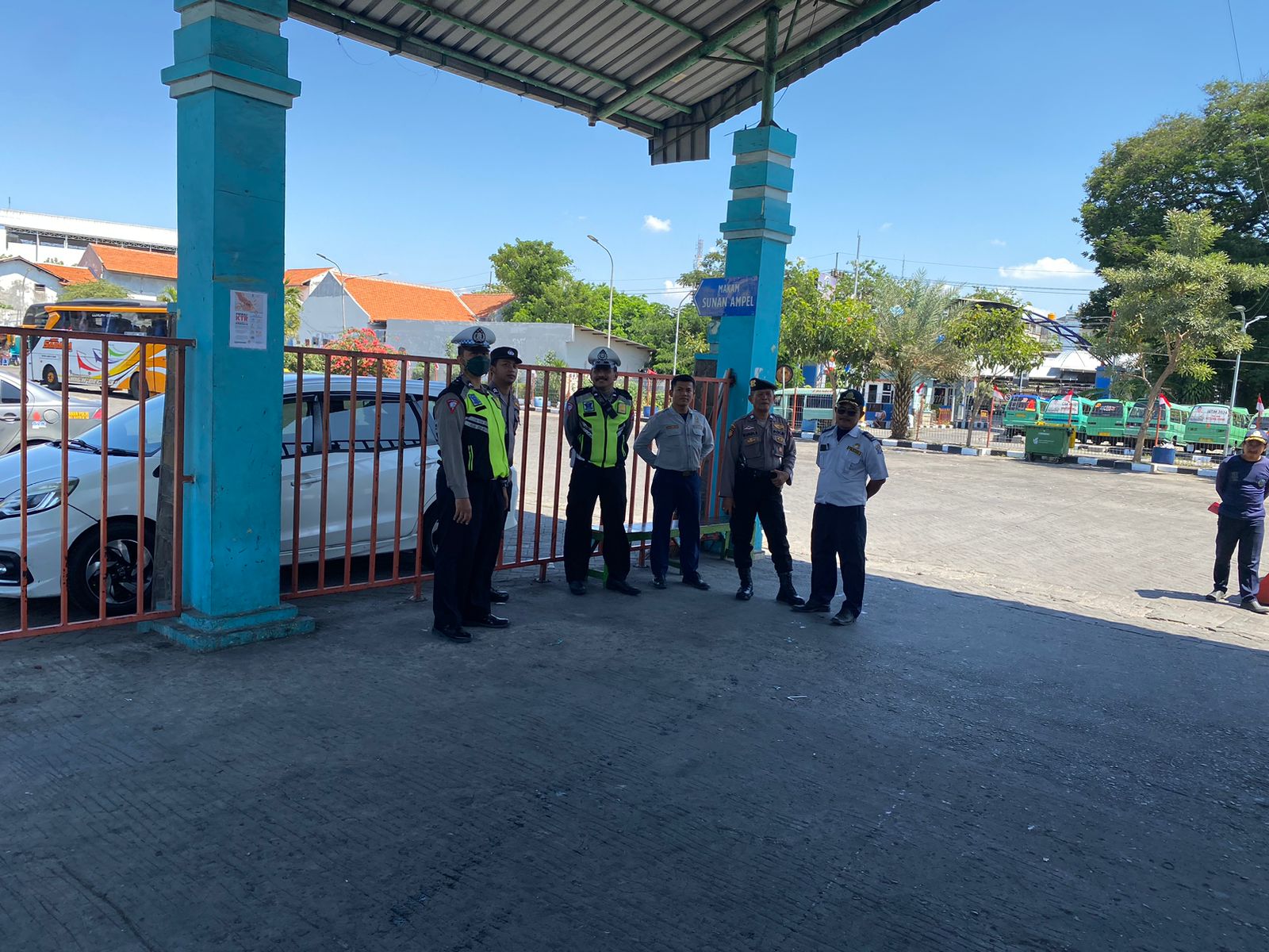 Polsek Semampir Laksanakan Patroli Keamanan di Terminal Ampel, Sampaikan Pesan Waspada Pada Penumpang