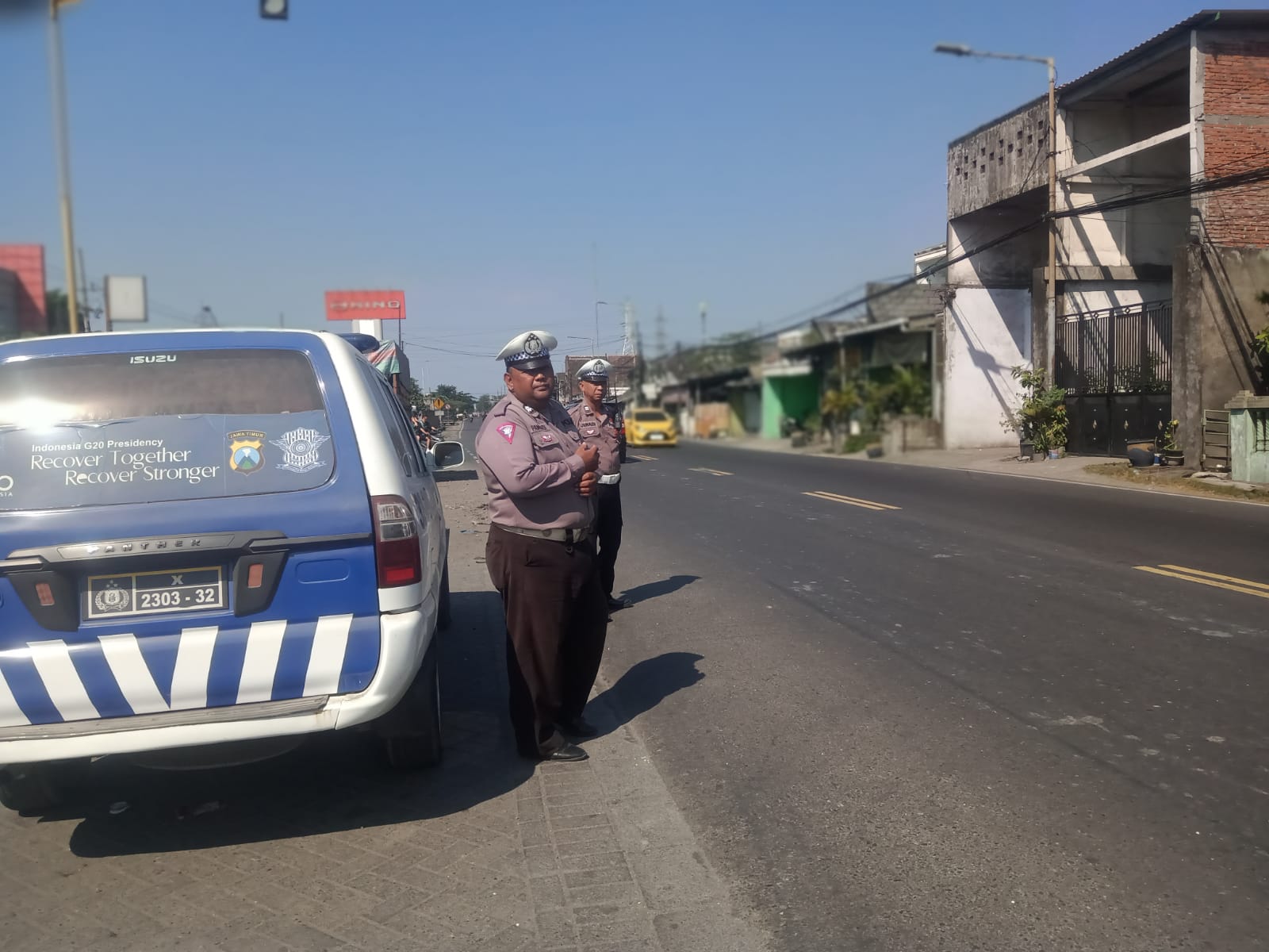 Polsek Krembangan Pantau Keamanan dan Arus Lalu Lintas Jalan Kalianak, Terpantau Sepi dan Situasi Aman