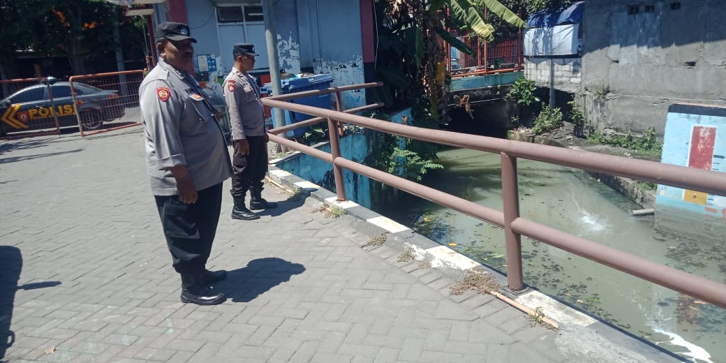Polsek Krembangan Cek Ketinggian Debit Air Sungai Tanjung Sadari, Antisipasi Adanya Potensi Banjir