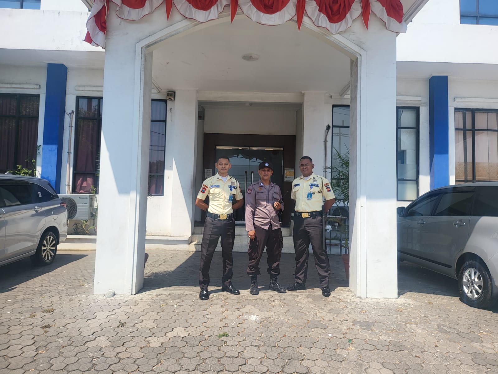 Polsek Asemrowo Laksanakan Patroli Keamanan di Bank Panin, Waspada Potensi Gangguan Kamtibmas