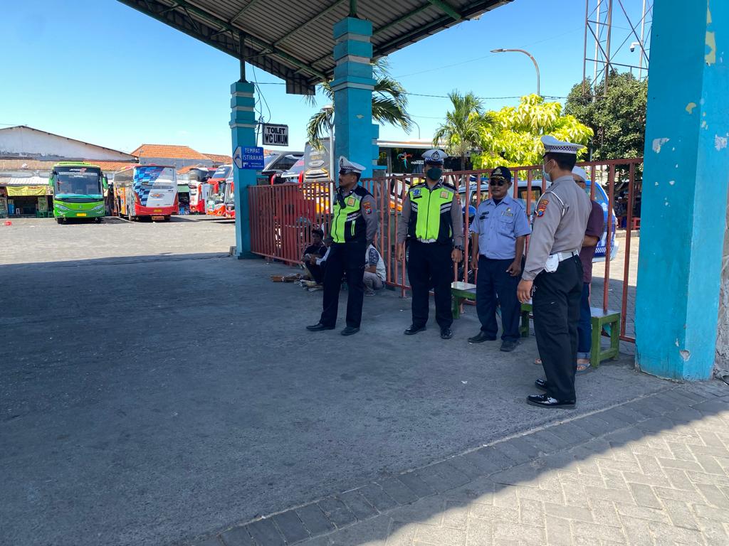 Polsek Semampir Laksanakan Patroli di Dalam Terminal Bus Religi Ampel, Antisipasi 3 C