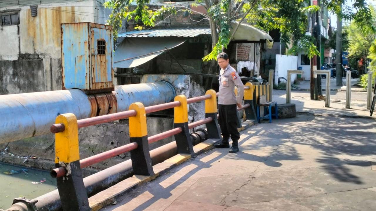 Polsek Krembangan Pantau Debit Air di Pintu Air Solotigo, Terpantau Dalam Batas Normal