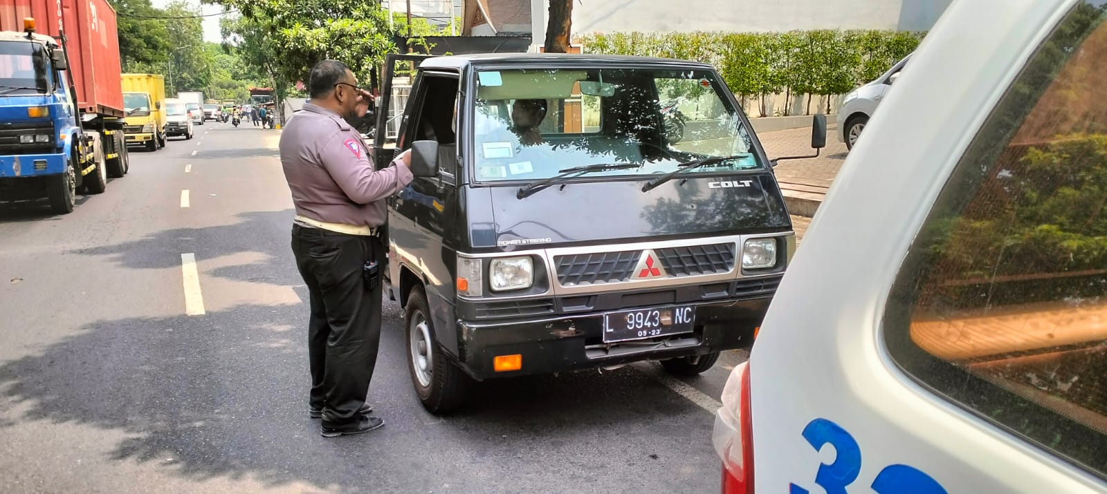 Polsek Kenjeran Sampaikan Teguran Simpatik kepada Sopir Kendaraan yang Parkir Sembarangan