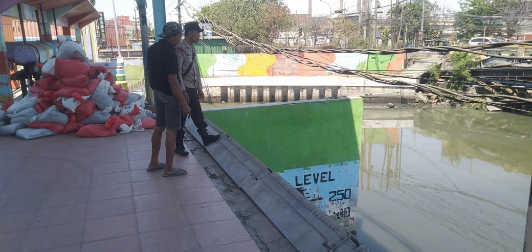 Polsek Asemrowo Antisipasi Adanya Potensi Banjir Melalui Pengecekan Debit Pompa Air