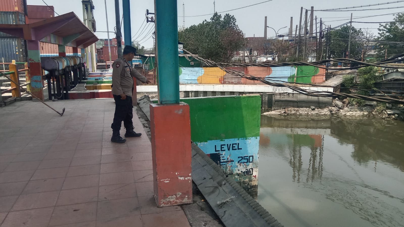 Polsek Asemrowo Melaksanakan Patroli Pengecekan Debit Pompa Air Balong II, Antisipasi Adanya Potensi Banjir