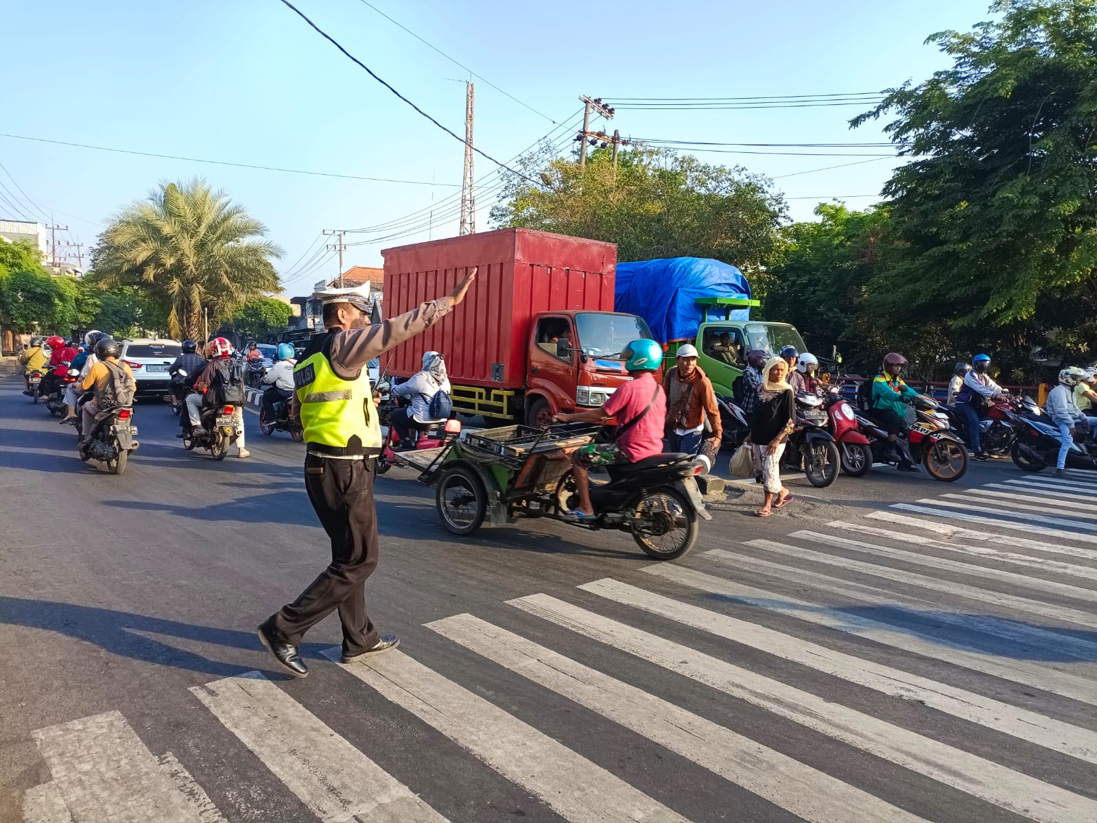Polsek Semampir Melaksanakan Pos Awal Lalu Lintas Pagi di TL Karang Tembok