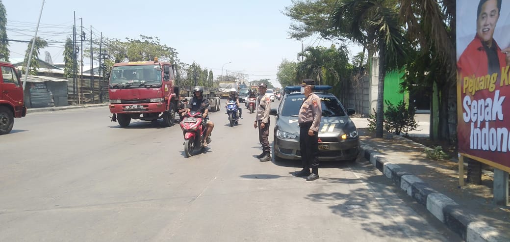 Polsek Krembangan Melaksanakan Patroli Wilayah Perbatasan Timur Jalan Kalianak Barat demi Keamanan Masyarakat