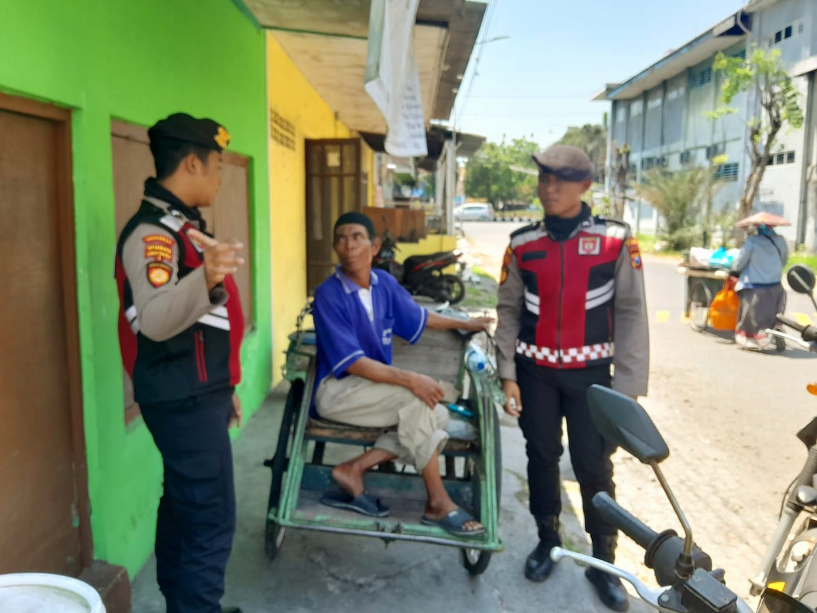 Polres Pelabuhan Tanjung Perak Patroli Kota Presisi: Berdialogis dengan Tukang Becak untuk Harkamtibmas yang Aman
