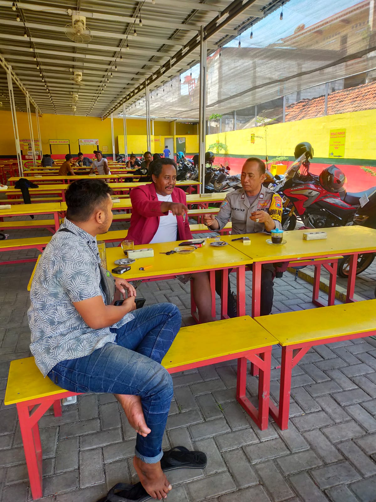 Polsek Kenjeran Sambangi Warga Sambil Ngopi: Pesan Keamanan untuk Semua