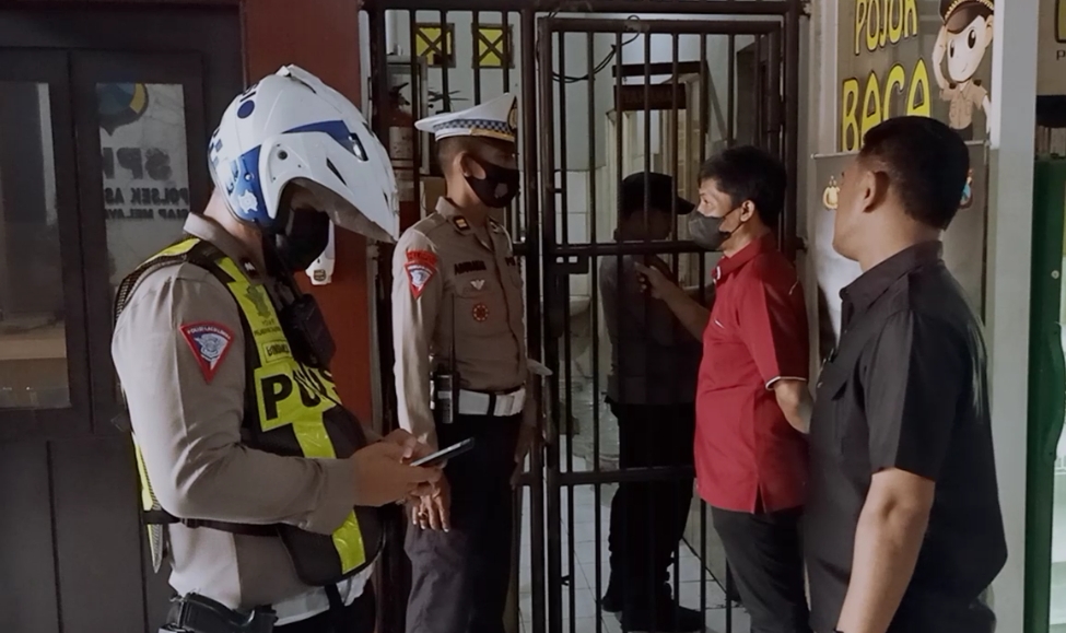 Personil Polsek Asemrowo Melaksanakan Pengecekan Ruang Tahanan, Waspada Masuknya Barang Terlarang