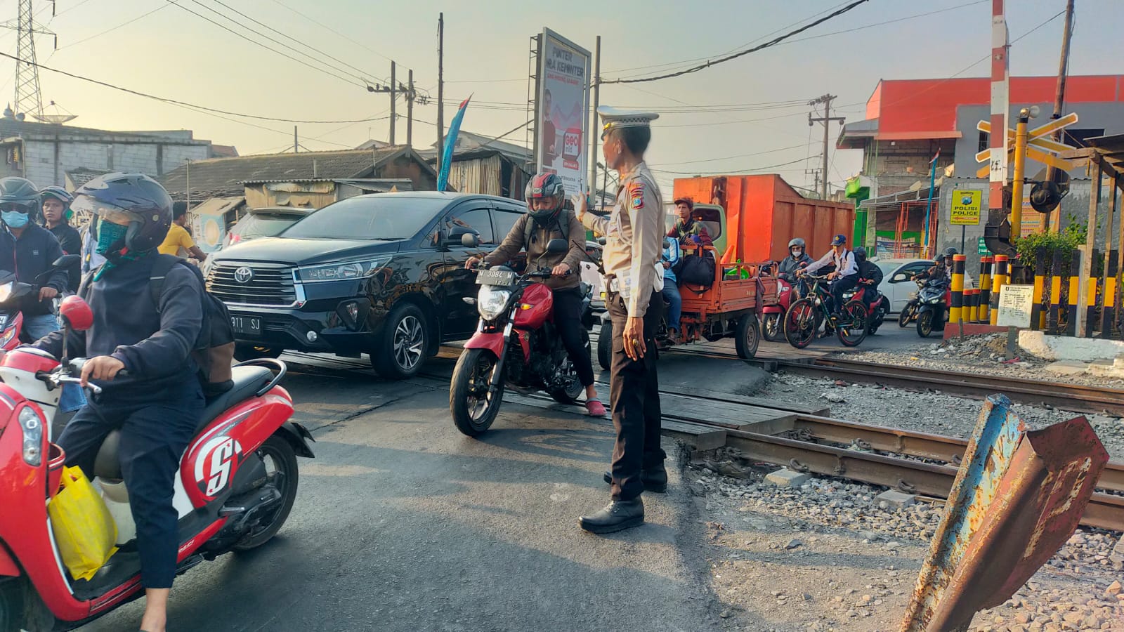 Polsek Asemrowo Laksanakan Pengaturan Lalin Pagi, Antisipasi Kemacetan