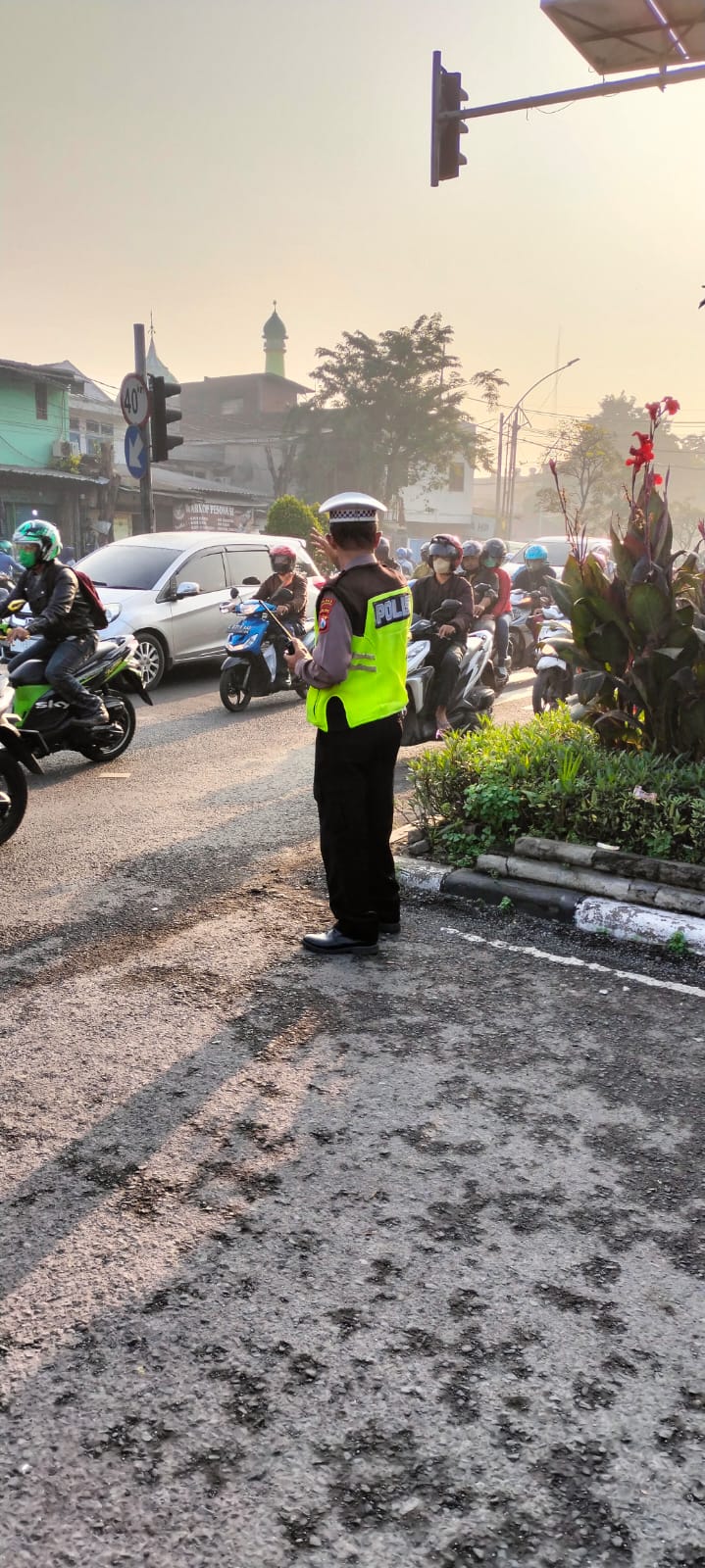 Polsek Krembanan Laksanakan Pengaturan Lalu Lintas Pagi, Antisipasi Kemacetan
