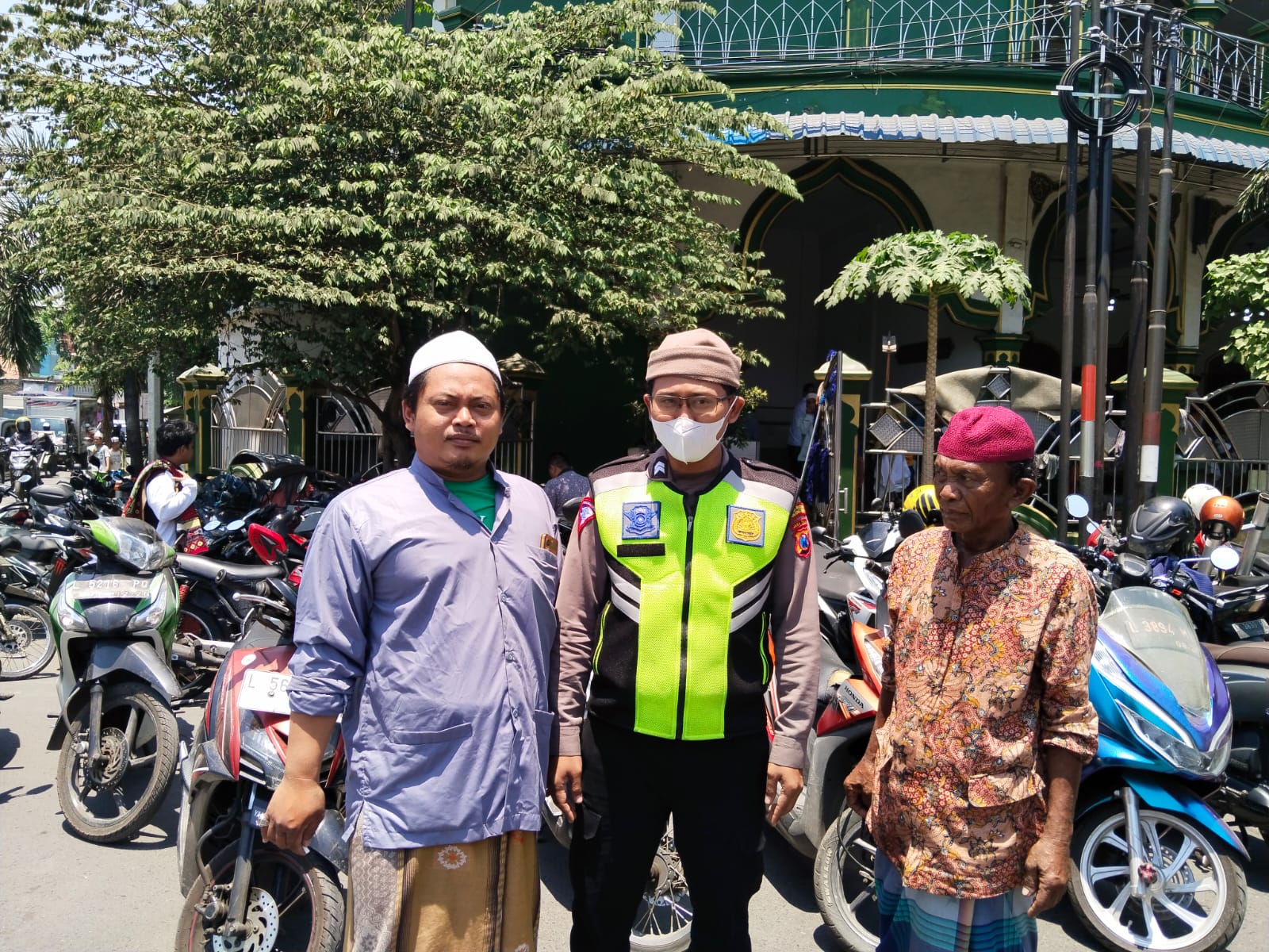 Polsek Semampir Gencar Lakukan Patroli Anti-Kemacetan dan Anti-Kejahatan di Jalan Sidorame