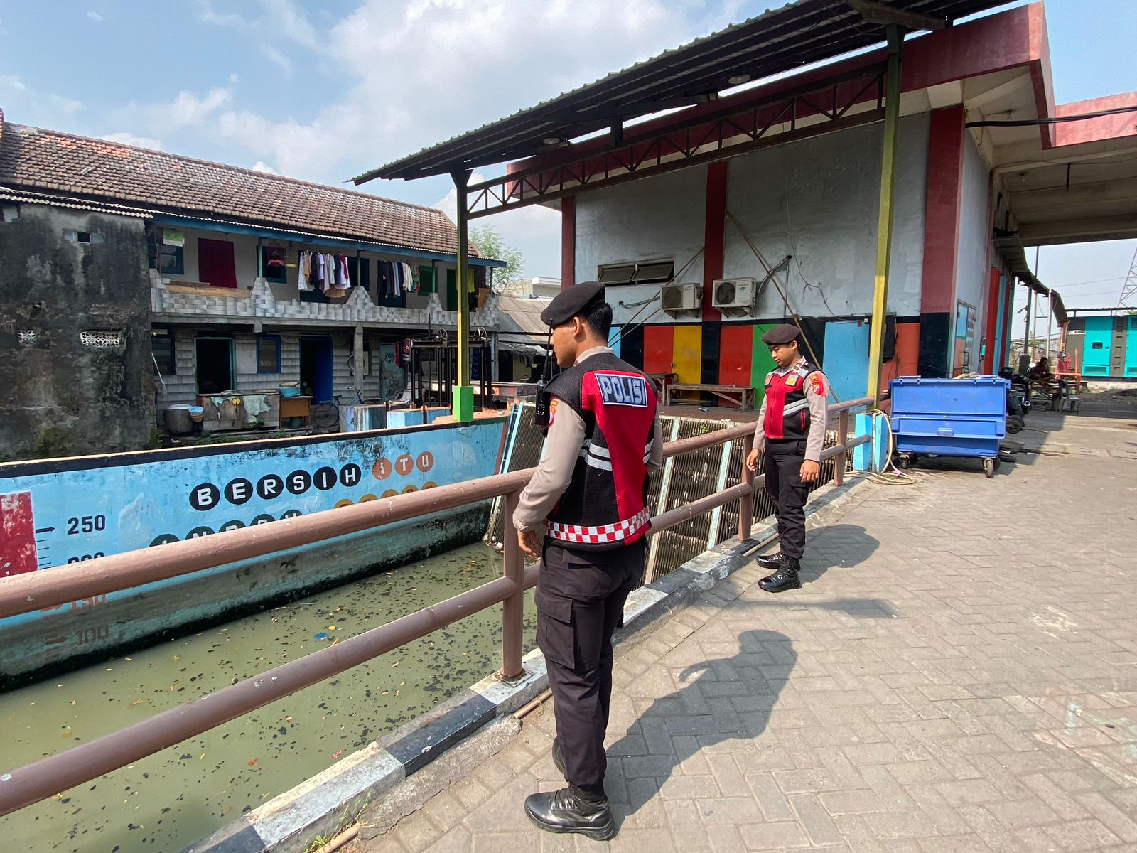 Polres Pelabuhan Tanjung Perak Laksanakan Patroli Pantau Debit Air Waspada Potensi Banjir