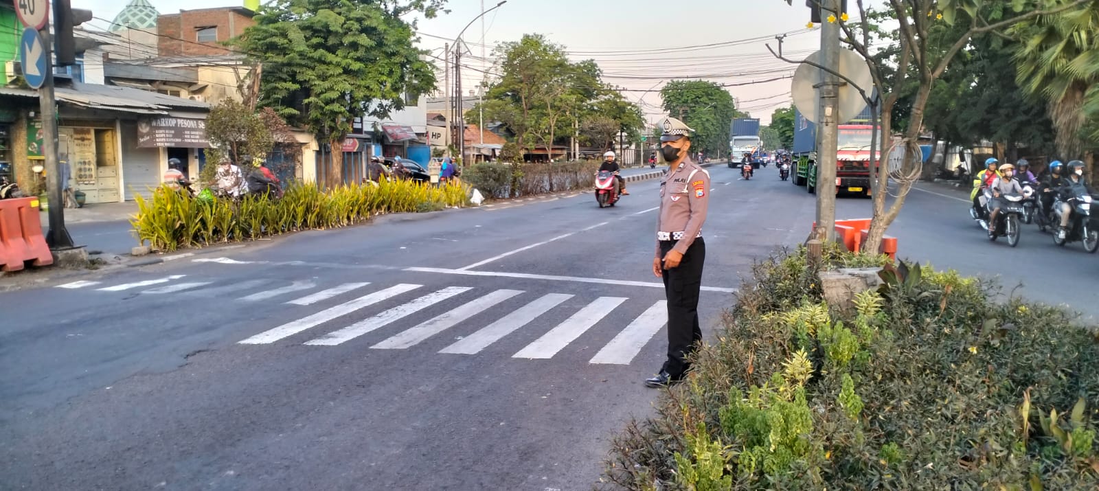 Polsek Krembangan Atur Lalu Lintas di Simpang Mbah Ratu, Antisipasi Kemacetan Pagi