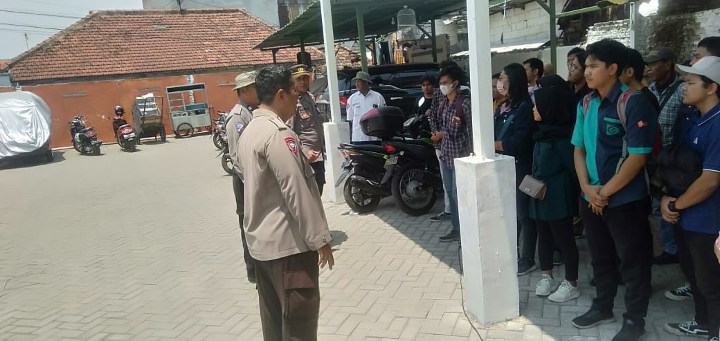 Bhabinkamtibmas Ujung dan Anggota Satpas Colombo Siapkan Warga untuk Ujian SIM Praktek