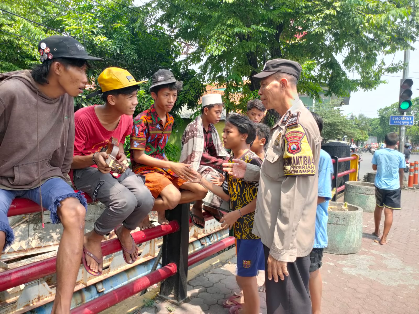 Bhabinkamtibmas Pegirian Terus Bangun Kedekatan dengan Warga Melalui Sambang