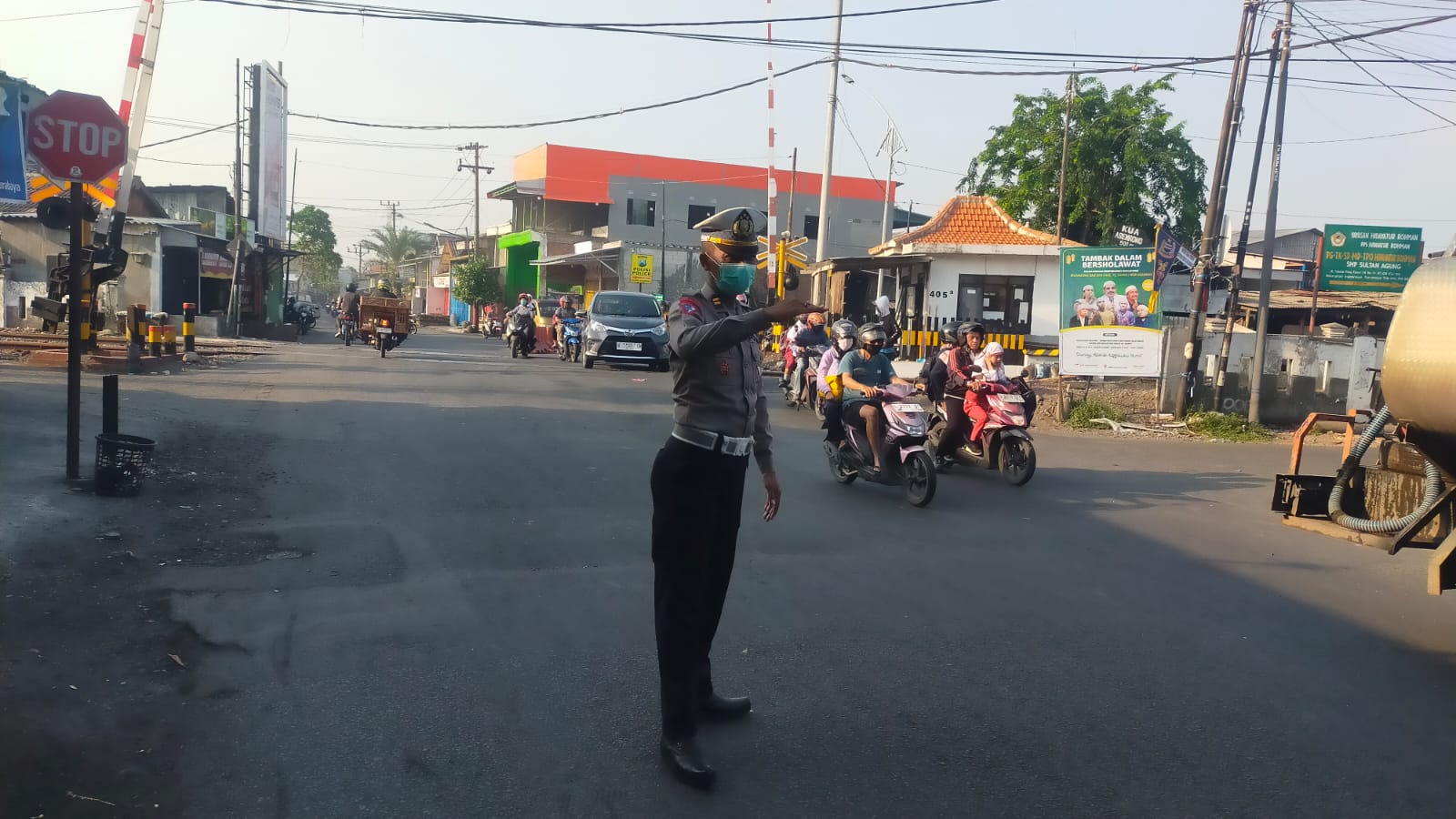 Polsek Asemrowo Laksanakan Pengaturan Lalu Lintas, Cegah Kemacetan Pagi