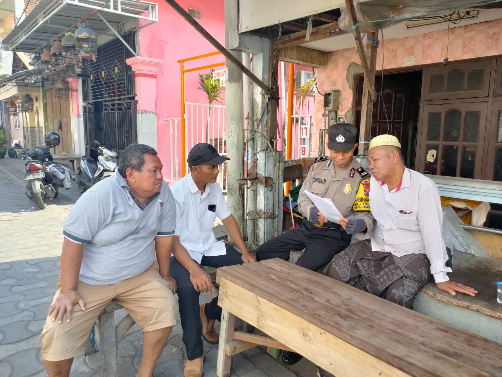 Polsek Semampir Laksanakan Sambang Warga Sampaikan Pesan Kedisiplinan