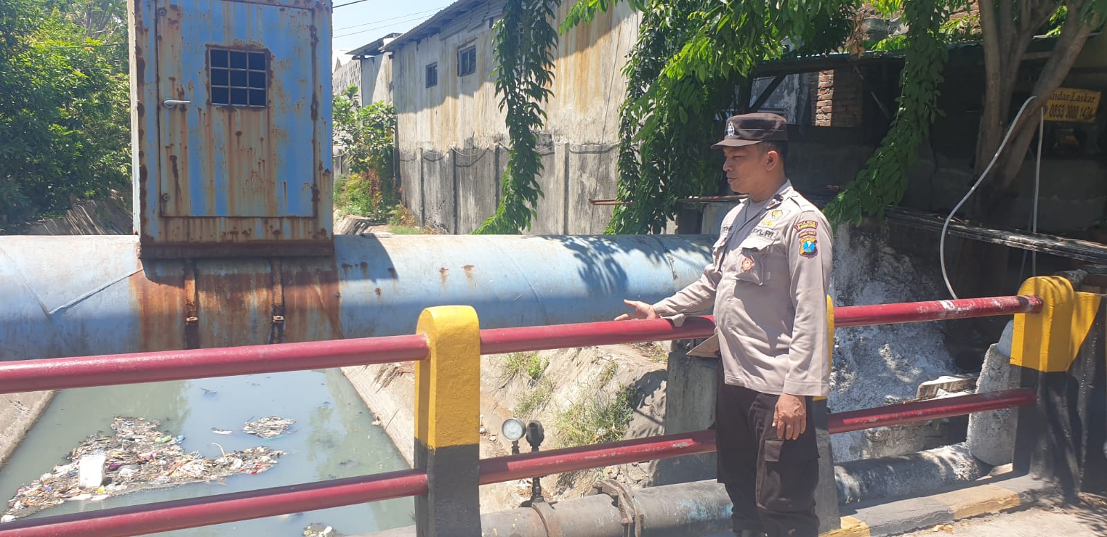 Polsek Krembangan Cek Ketinggian Debit Air Sungai, Antisipasi Adanya Potensi Banjir