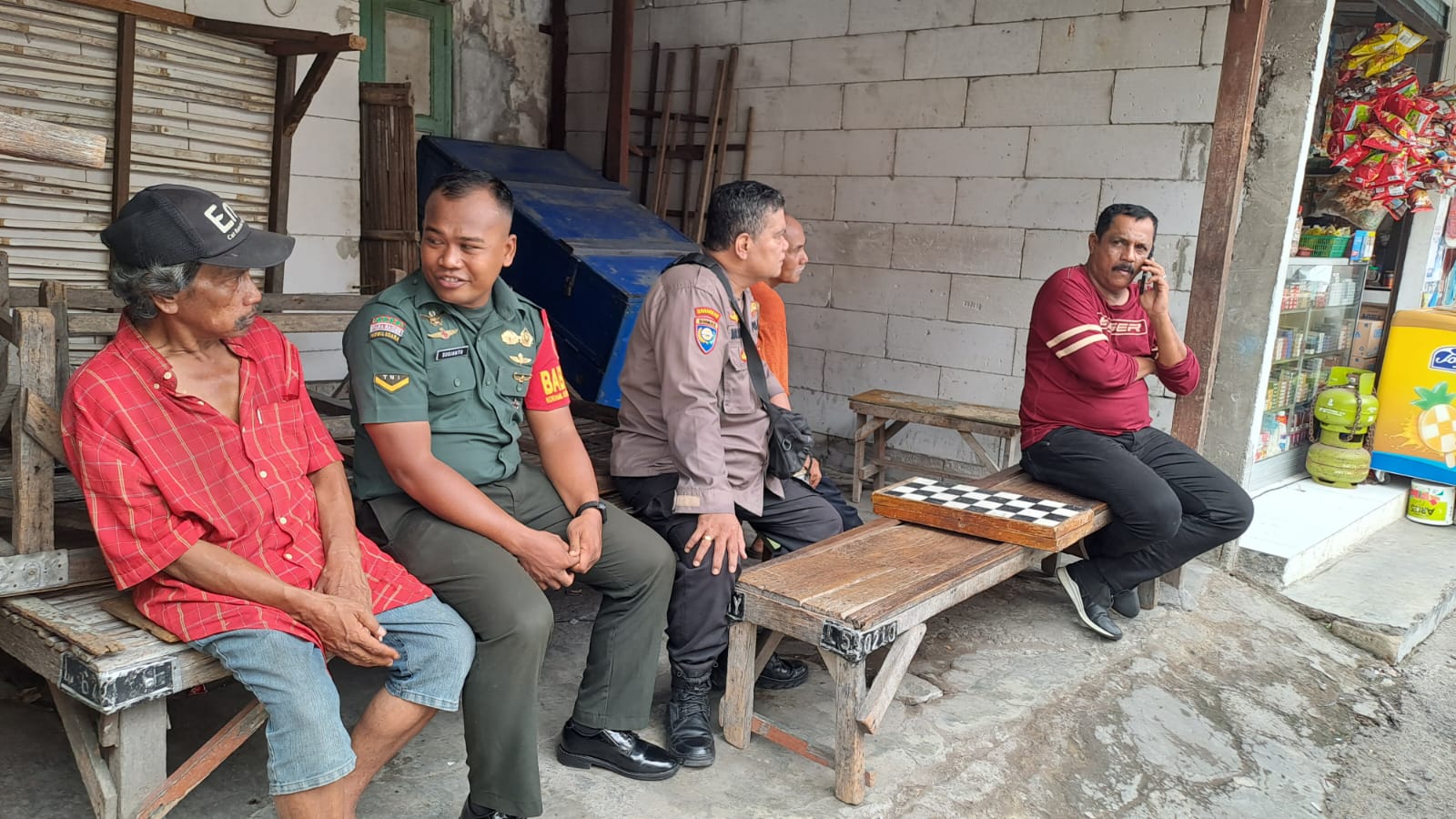Sambang Warga Bhabinkamtibmas Krembangan Utara dan Babinsa di Tambak Grinsing