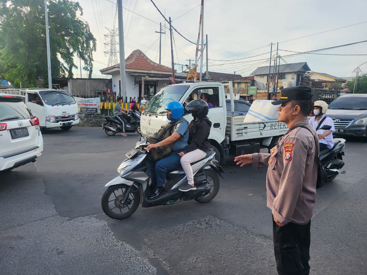 Polsek Asemrowo Laksanakan Patroli Sore di Tambak Mayor, Antisipasi Adanya Kemacetan