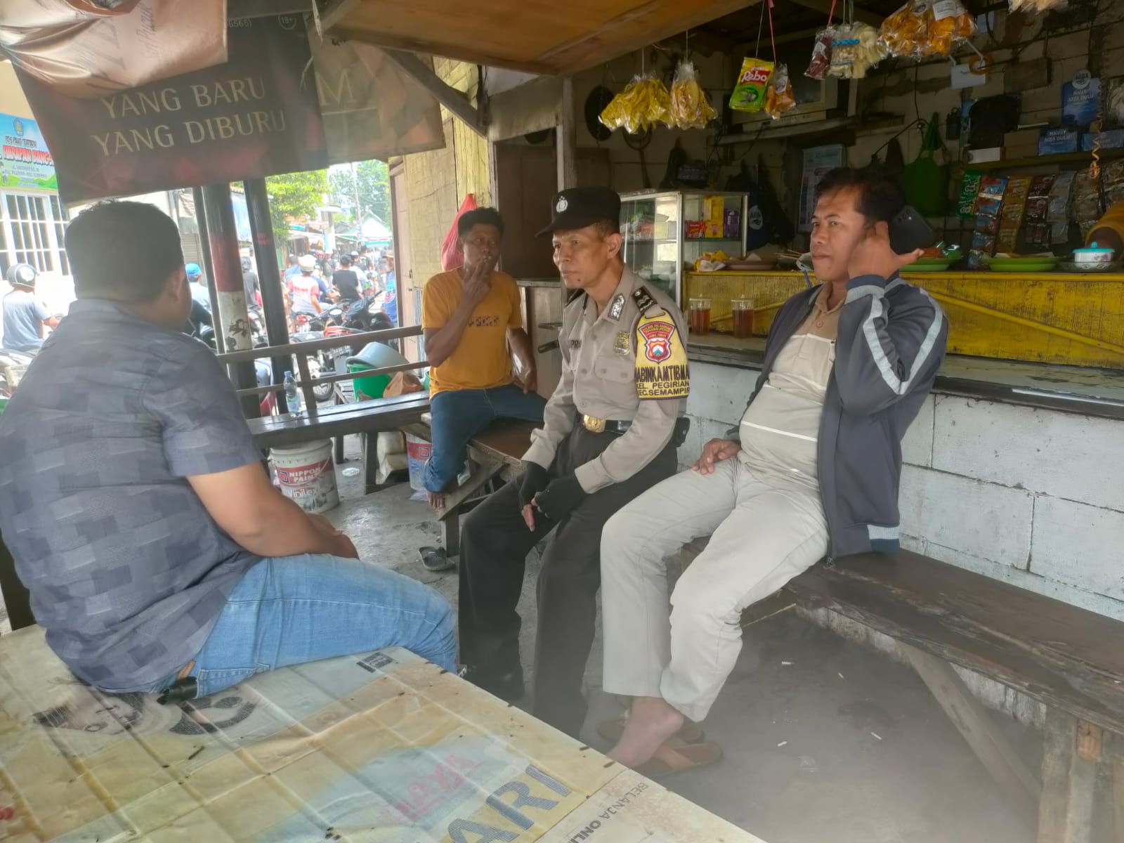 Polsek Semampir Sambangi Warga di Jalan Tenggumung Baru Selatan, Ajak Warga Jaga Kamtibmas dan Waspada Terhadap Narkoba