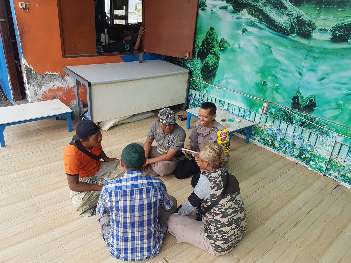 Bhabinkamtibmas Kelurahan Asemrowo Aipda Choirul Sambangi Warga Tambak Mayor, Ajak Hidupkan Poskamling dan Ciptakan Pemilu Damai
