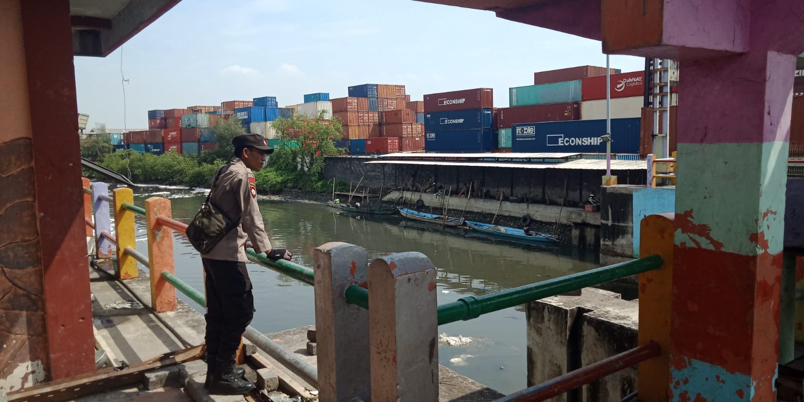 Polsek Asemrowo Pantau Ketinggian Air di Pintu Air Balong II, Situasi Aman dan Tidak Ada Potensi Banjir