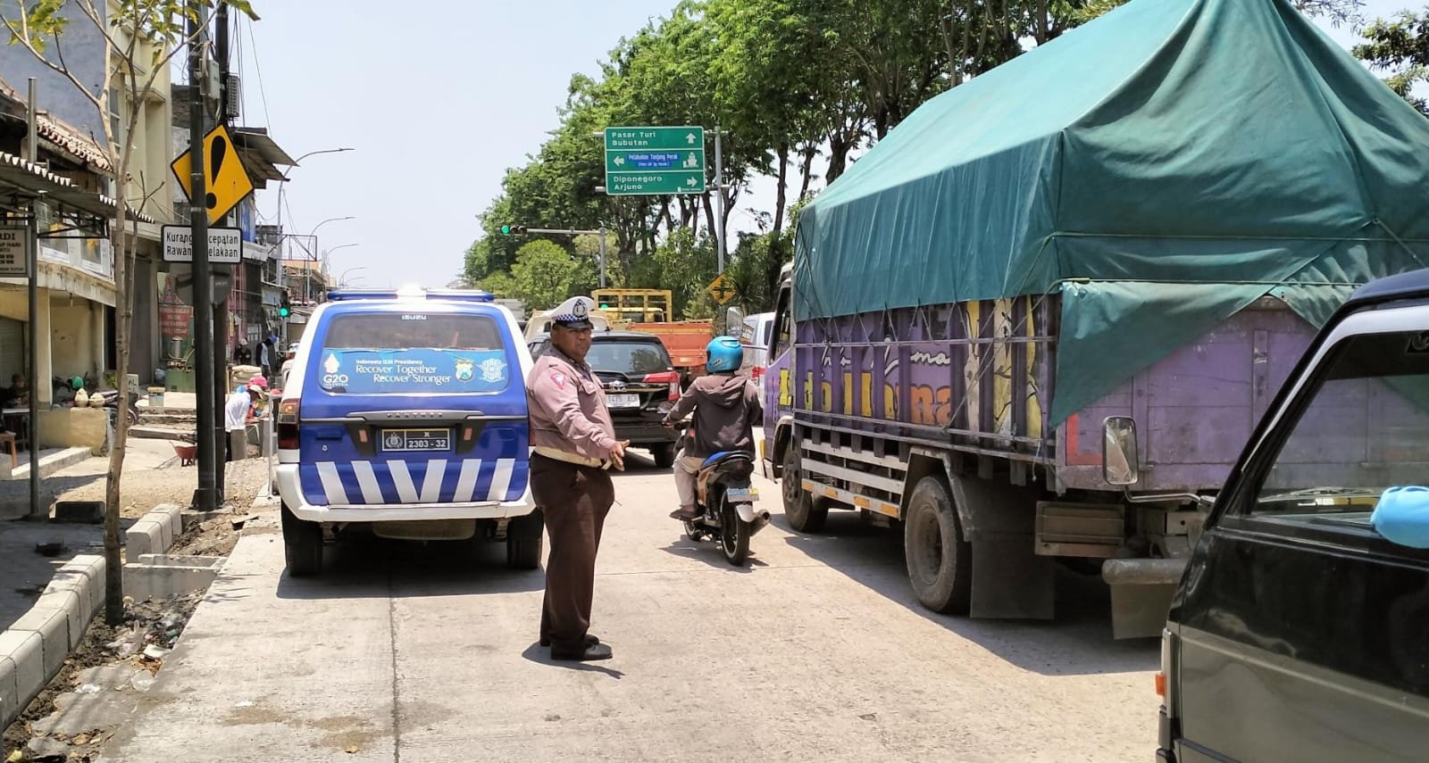 Polsek Krembangan Gencar Lakukan Patroli Lalu lintas di Jalan Dupak Rukun untuk Antisipasi Kepadatan Kendaraan dan Laka Lantas