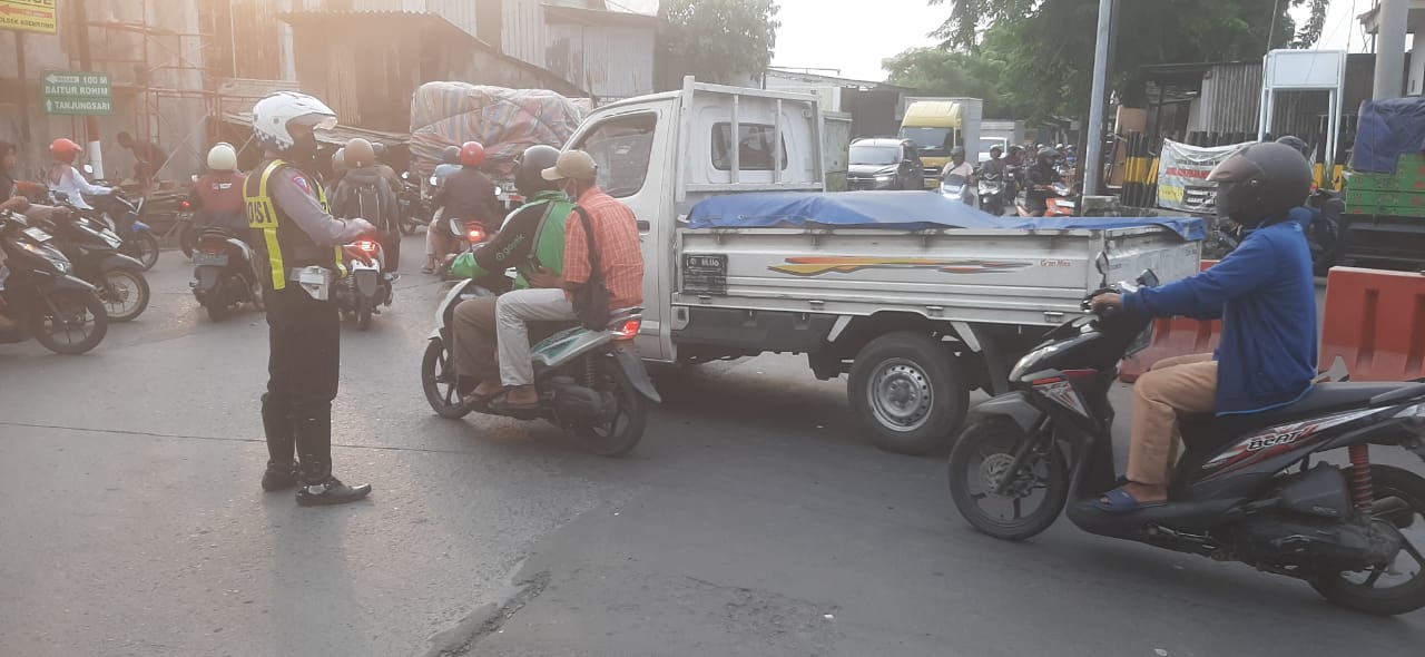 Polsek Asemrowo Antisipasi Kemacetan di TL Karang Tembok Melalui Pengaturan Lalu Lintas Sore