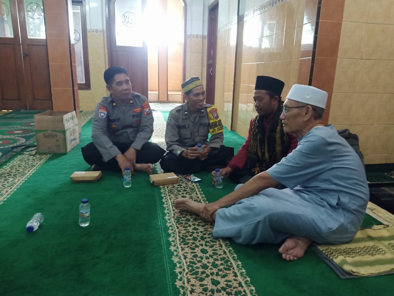 Kanit Binmas Polsek Asemrowo dan Bhabinkamtibmas Asemrowo Sampaikan Himbauan Kamtibmas setelah Sholat Jumat di Masjid Al Hidayah