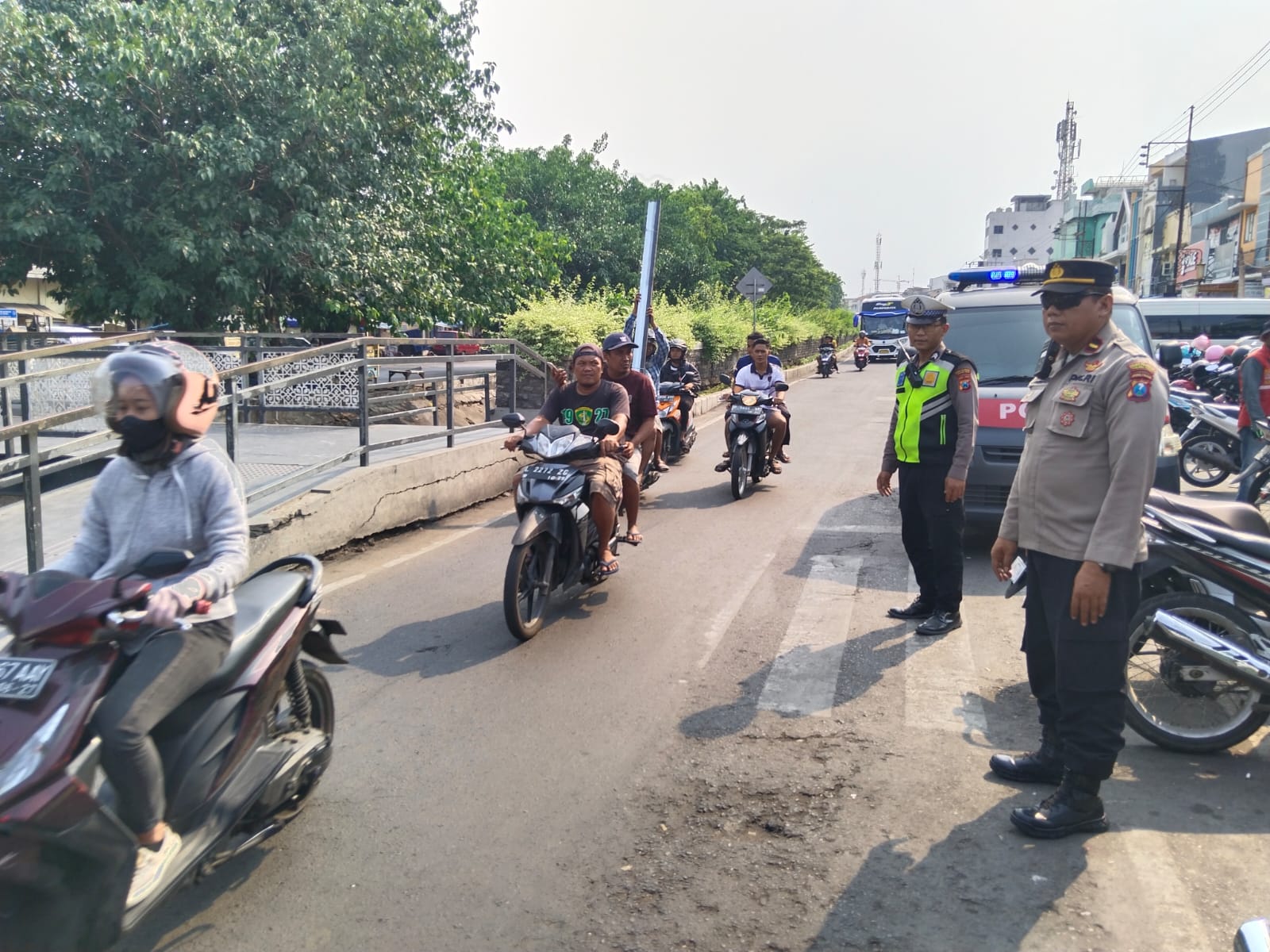 Polsek Semampir Lakukan Patroli Harkamtibmas di Depan Pintu Masuk Terminal Ampel