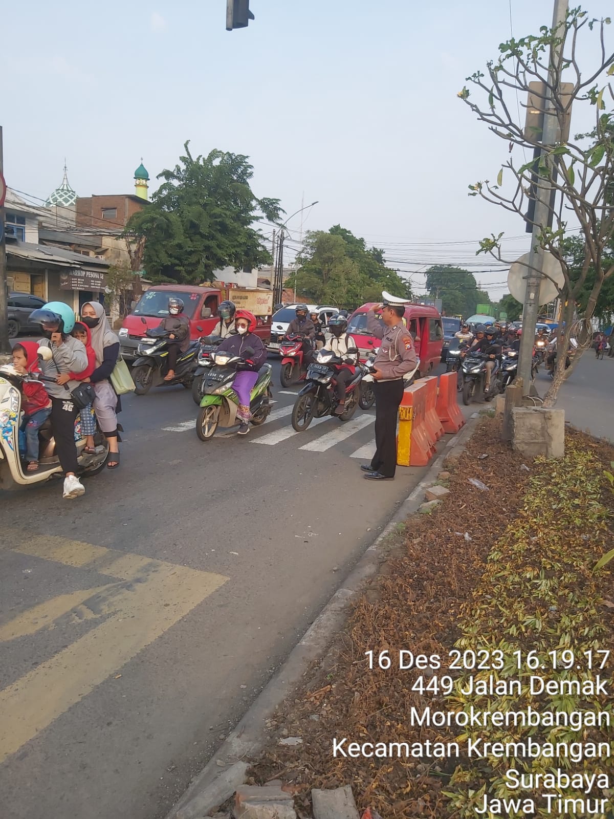 Polsek Krembangan Cegah Kemacetan Melalui Patroli Lalu Lintas Sore