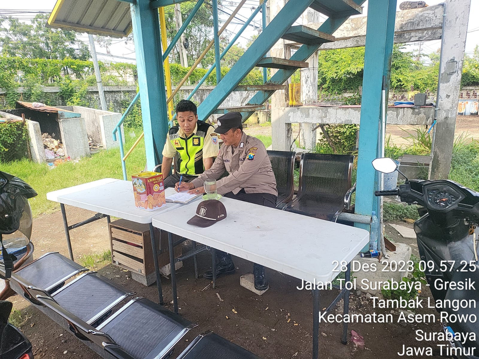Polsek Asemrowo Pemantauan Objek Vital, Berikan Himbauan Kamtibmas dan Cegah Potensi 3C di Depo PLN Tambak Langon