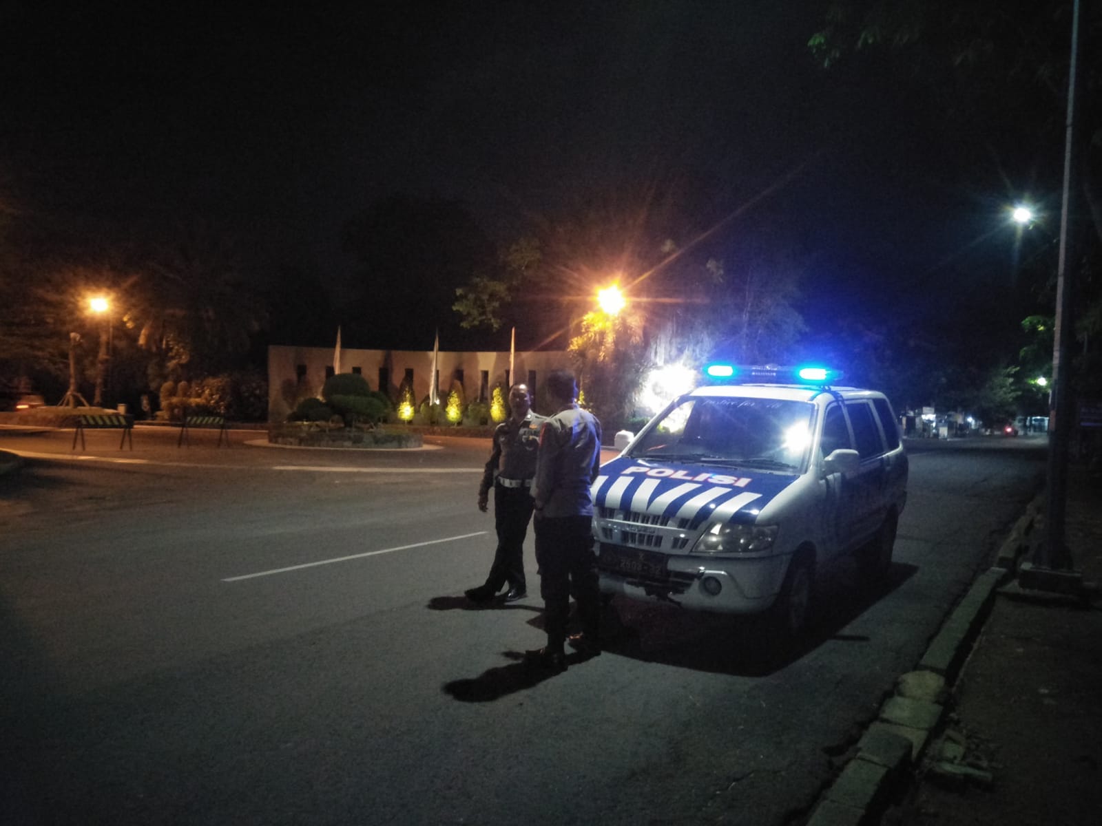 Personil Pospam Patroli Antisipasi Curas, Curat, dan Curanmor di Strong Point Depan Pantai Mentari