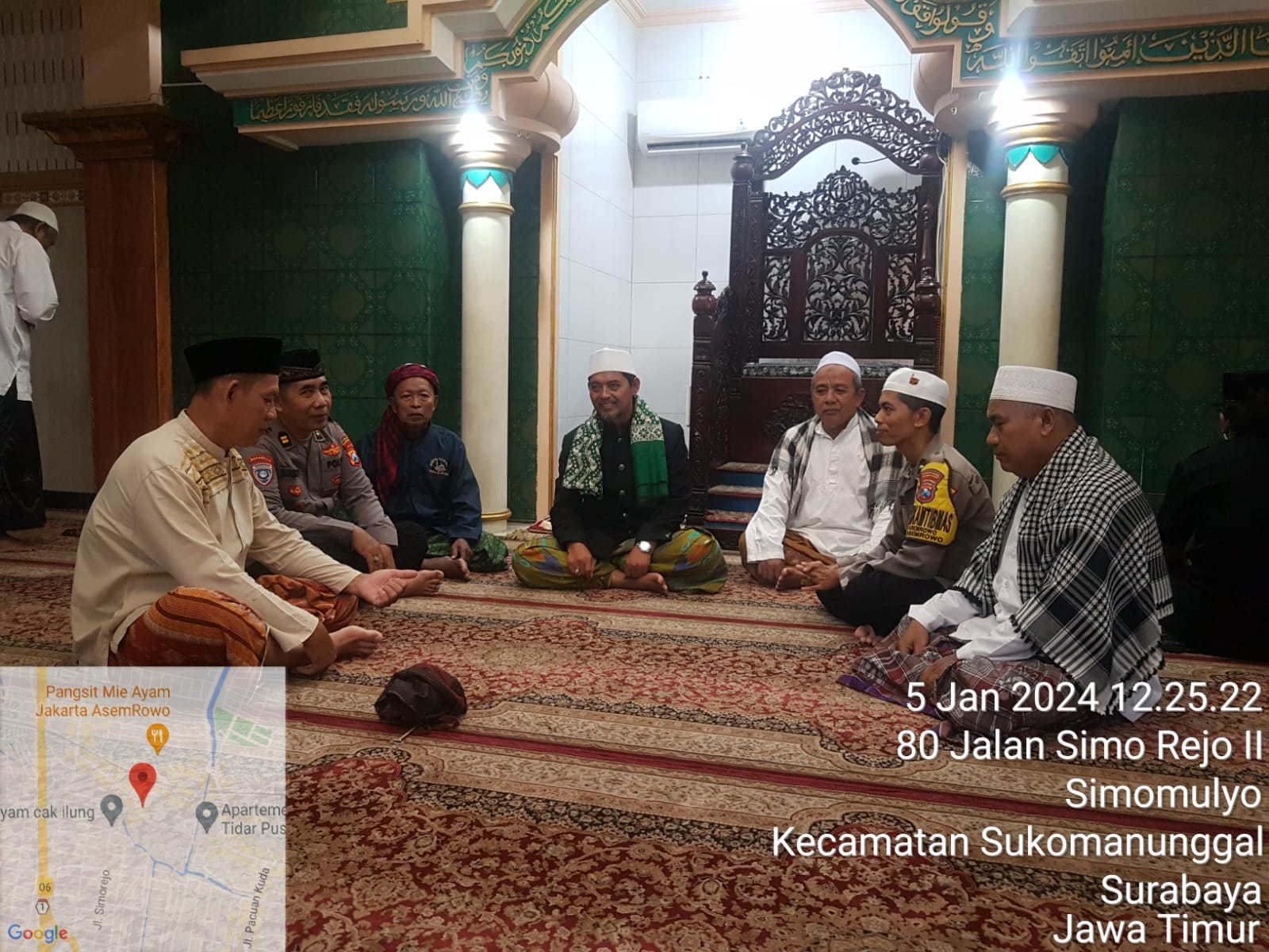 Polsek Asemrowo Melaksanakan Sholat Jumat Berjamaah dan Sampaikan Pesan Kamtibmas di Masjid Al Jihat